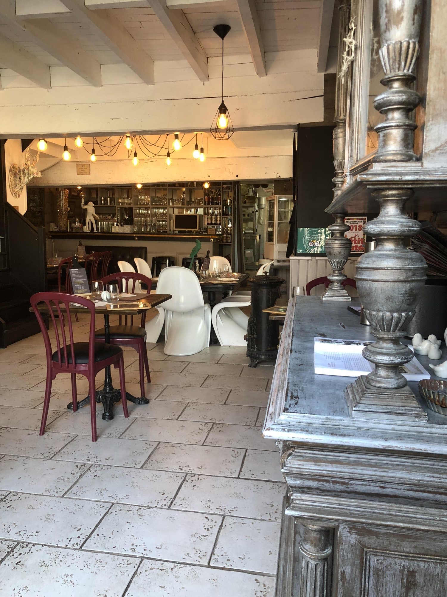La salle du rez-de-chaussée et son buffet ancien