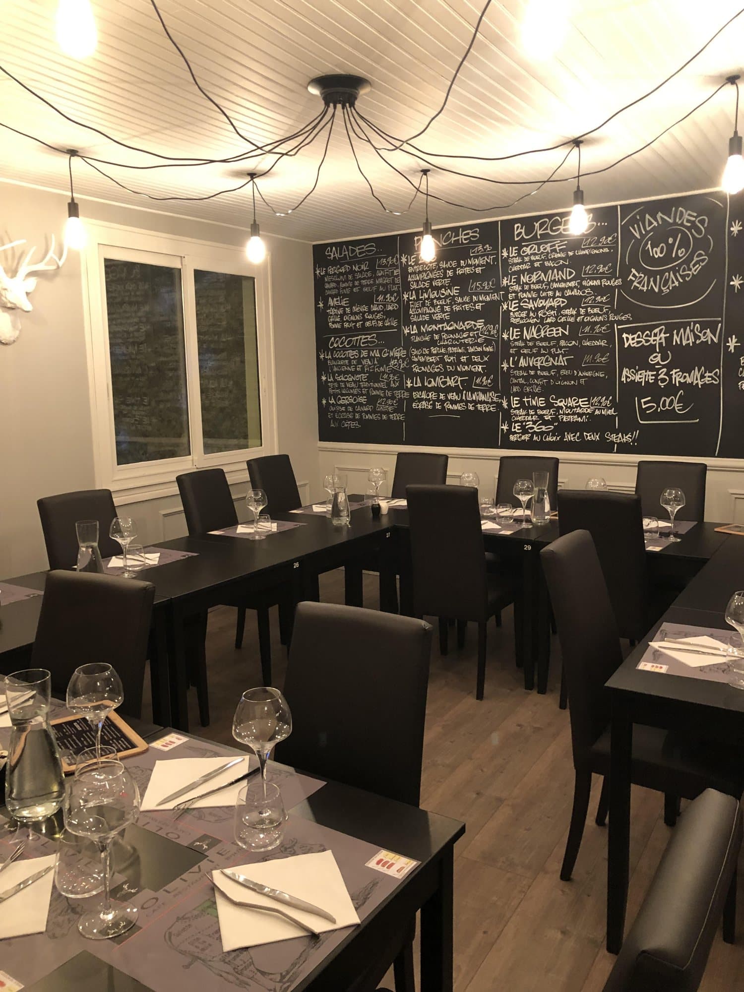 Tables dressées devant le grand tableau d'écolier