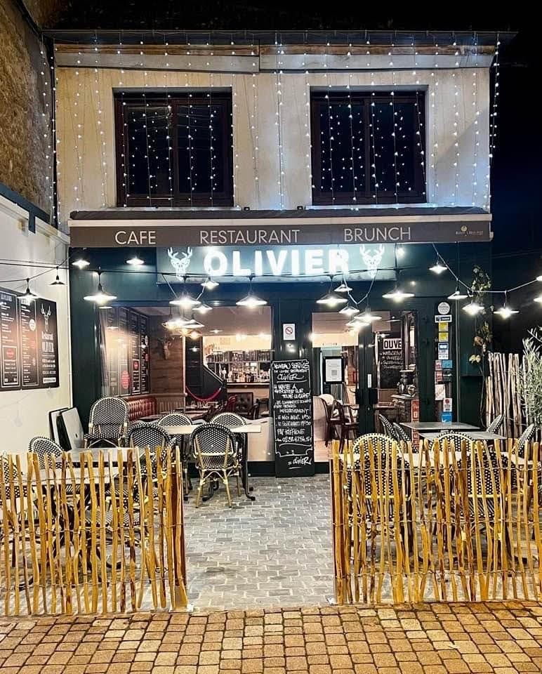 La façade du restaurant Olivier illuminée le soir
